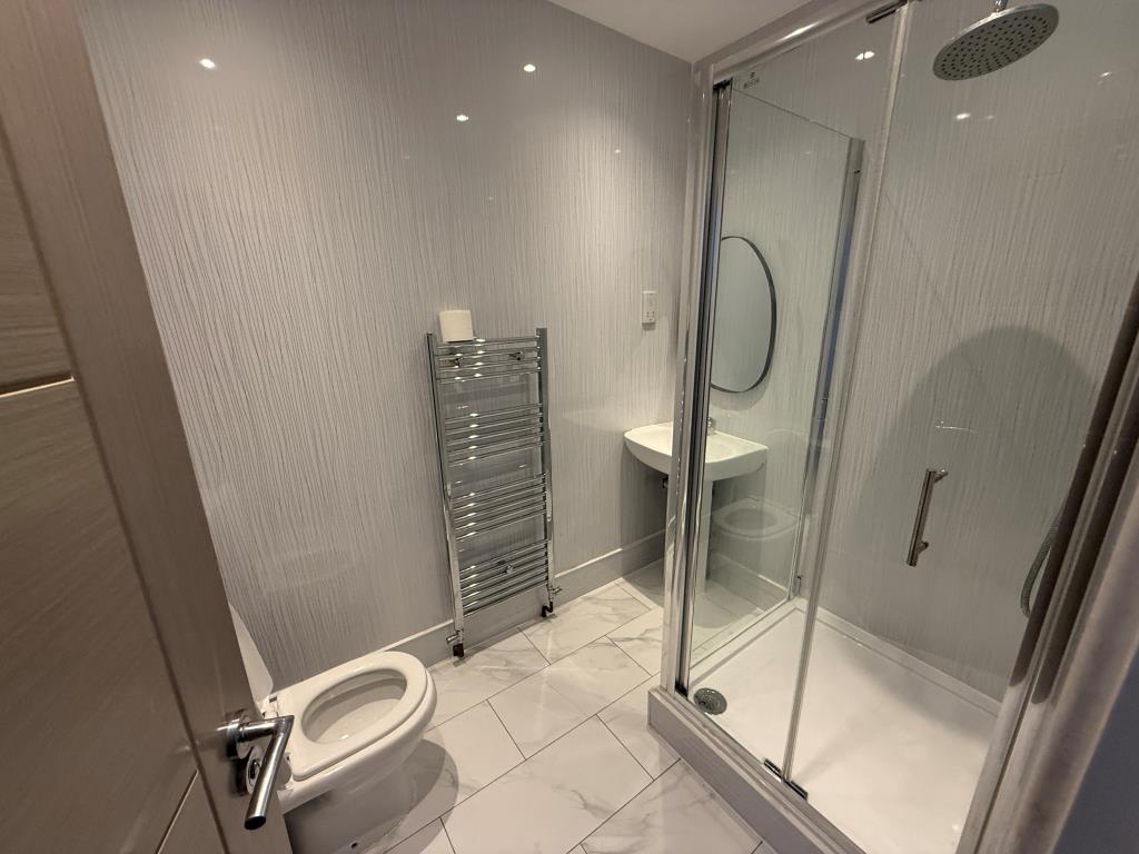 Lot: 157 - WELL PRESENTED BLOCK OF FOUR FLATS - Bathroom Flat 1